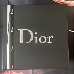 Black Dior Storage
Perfume gift box new.8.5”x8.5”x3.5